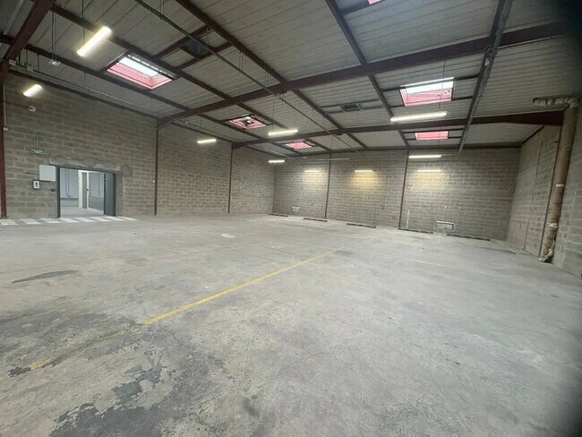 Plus de détails pour Local d'activités à louer