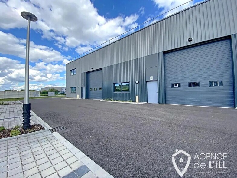 Local d’activités dans Saint-Hippolyte à louer - Photo de l’immeuble – Image 2 sur 10