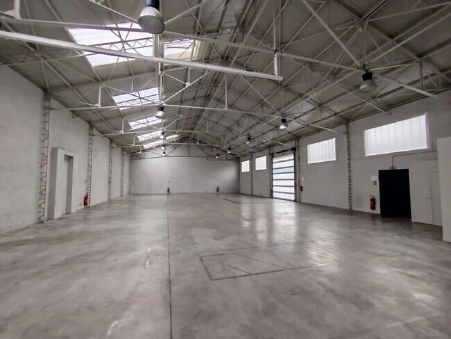 Plus de détails pour Bureau, Local d'activités à louer