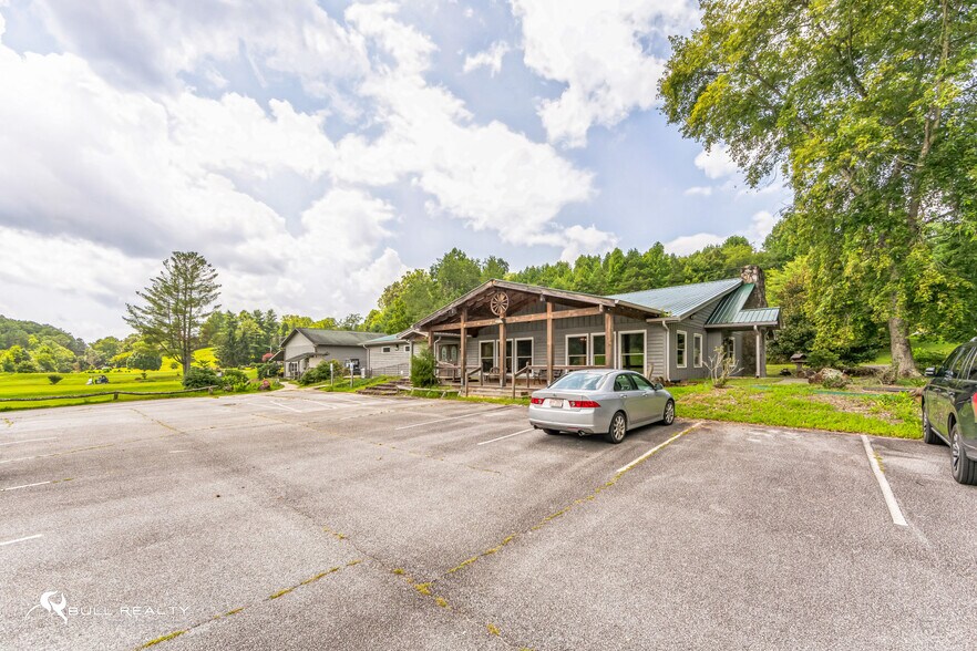 341 Country Club Dr, Franklin, NC à louer - Photo de l’immeuble – Image 3 sur 20