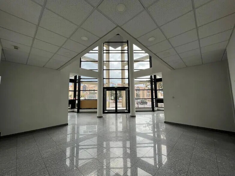 Bureau dans Roanne à louer - Hall d’entrée – Image 1 sur 5