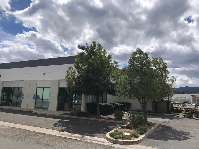 570 Central Ave, Lake Elsinore, CA à louer - Photo de l’immeuble – Image 3 sur 4