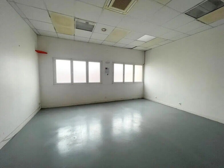 Local d'activités dans Achères à vendre - Photo de l’immeuble – Image 3 sur 11