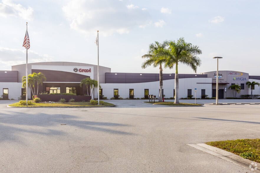 11600 Adelmo Ln, Fort Myers, FL à louer - Photo de l’immeuble – Image 3 sur 5