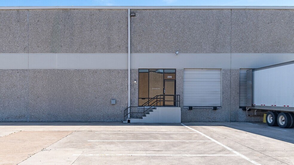 1701 Vantage Dr, Carrollton, TX à louer - Photo de l’immeuble – Image 2 sur 3