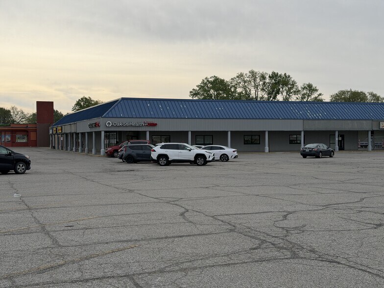 6301 E Washington St, Indianapolis, IN à louer - Photo de l’immeuble – Image 2 sur 6