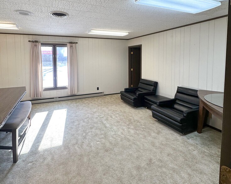 511 N Wayne St, Angola, IN à vendre - Photo de l’immeuble – Image 2 sur 5