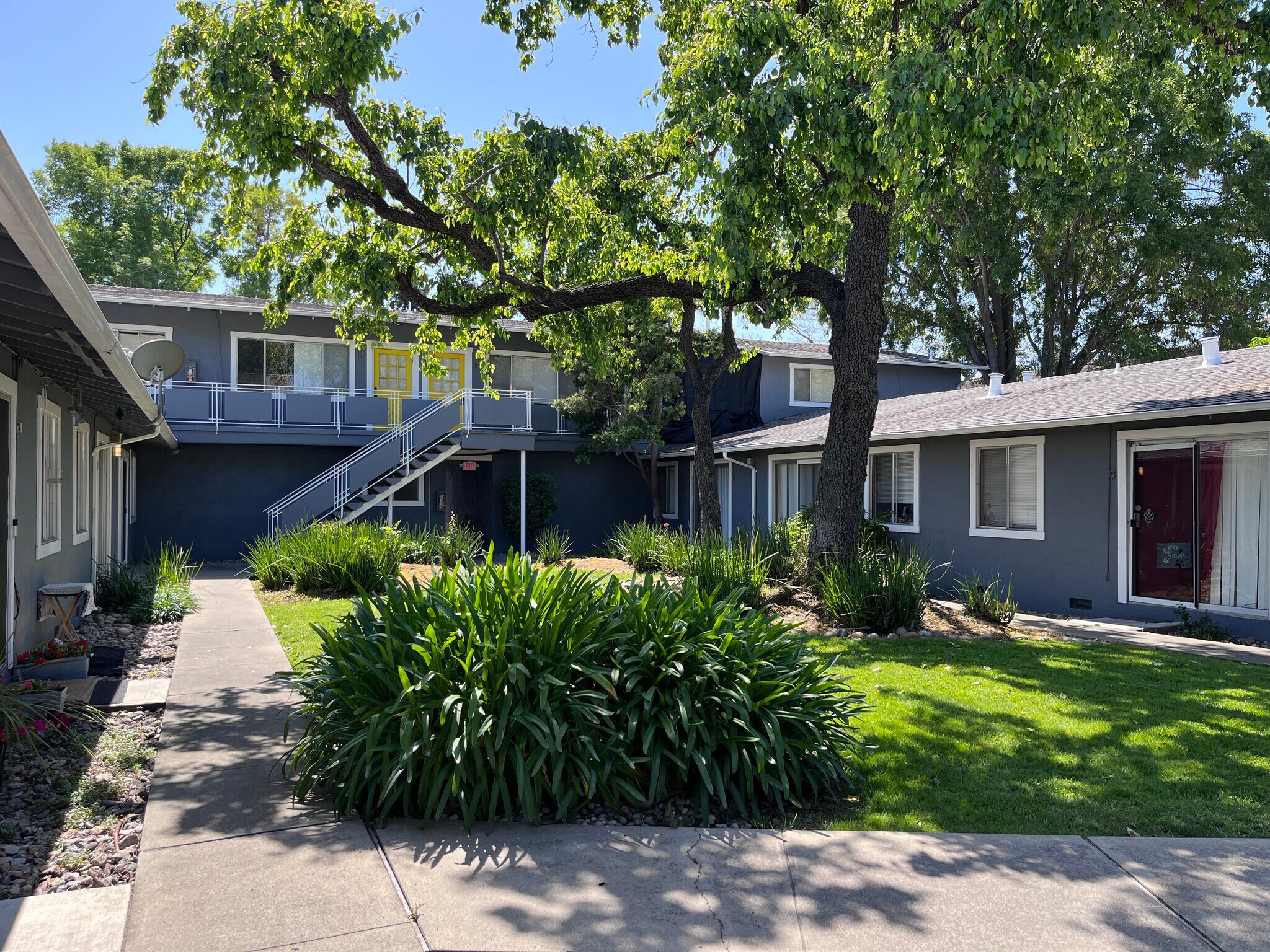 2483-2491 Whitney Dr, Mountain View, CA à vendre Photo de l’immeuble– Image 1 sur 47