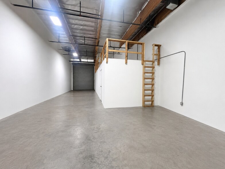 11160 Hindry Ave, Los Angeles, CA à louer - Photo de l’immeuble – Image 3 sur 8