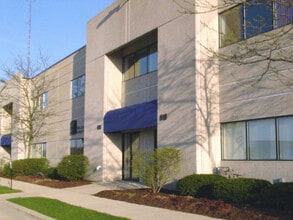 612-622 W 5th Ave, Naperville, IL à louer Photo de l’immeuble– Image 1 sur 13