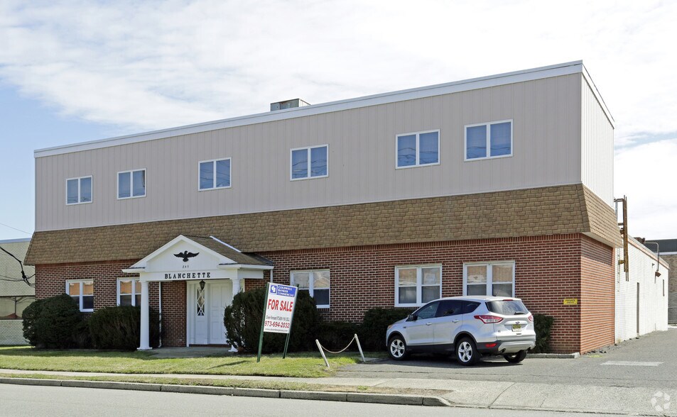 845 Bloomfield Ave, Clifton, NJ à louer - Photo principale – Image 1 sur 18