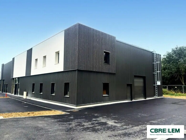 Local d'activités dans Cormelles-le-Royal à vendre - Photo de l’immeuble – Image 1 sur 7