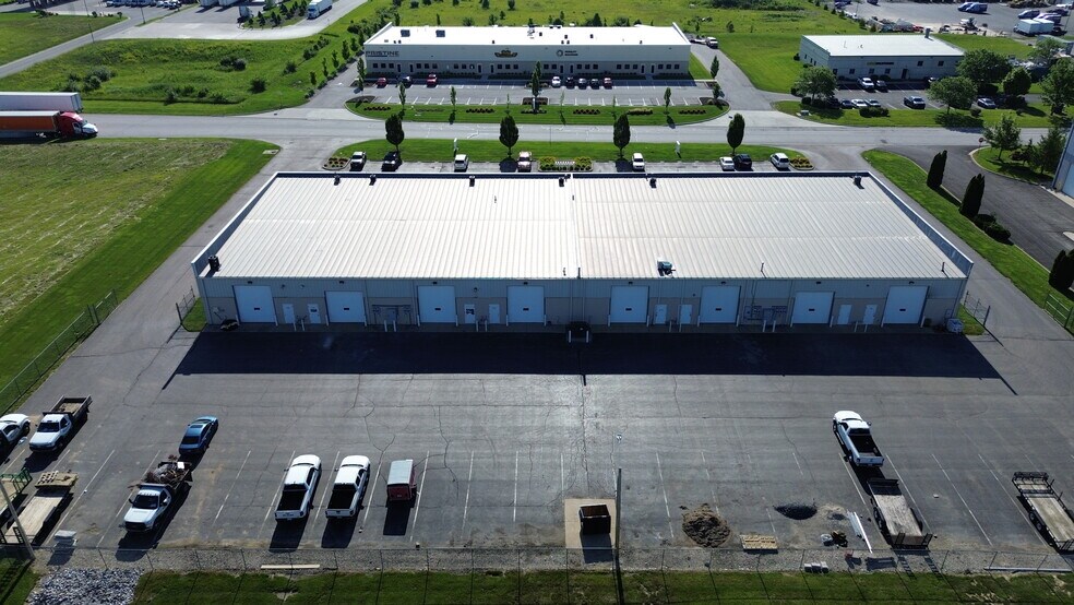 340-370 N Commerce Parkway Dr W, Greenwood, IN à louer - Photo de l’immeuble – Image 2 sur 3