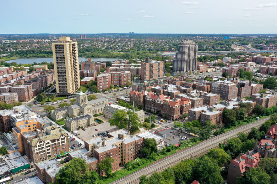 7250 Austin St, Forest Hills, NY à louer - Photo de l’immeuble – Image 2 sur 9