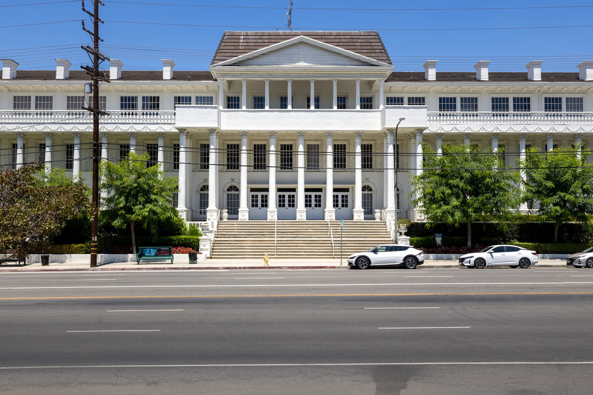 20501 Ventura Blvd, Woodland Hills, CA à louer Photo principale– Image 1 sur 13