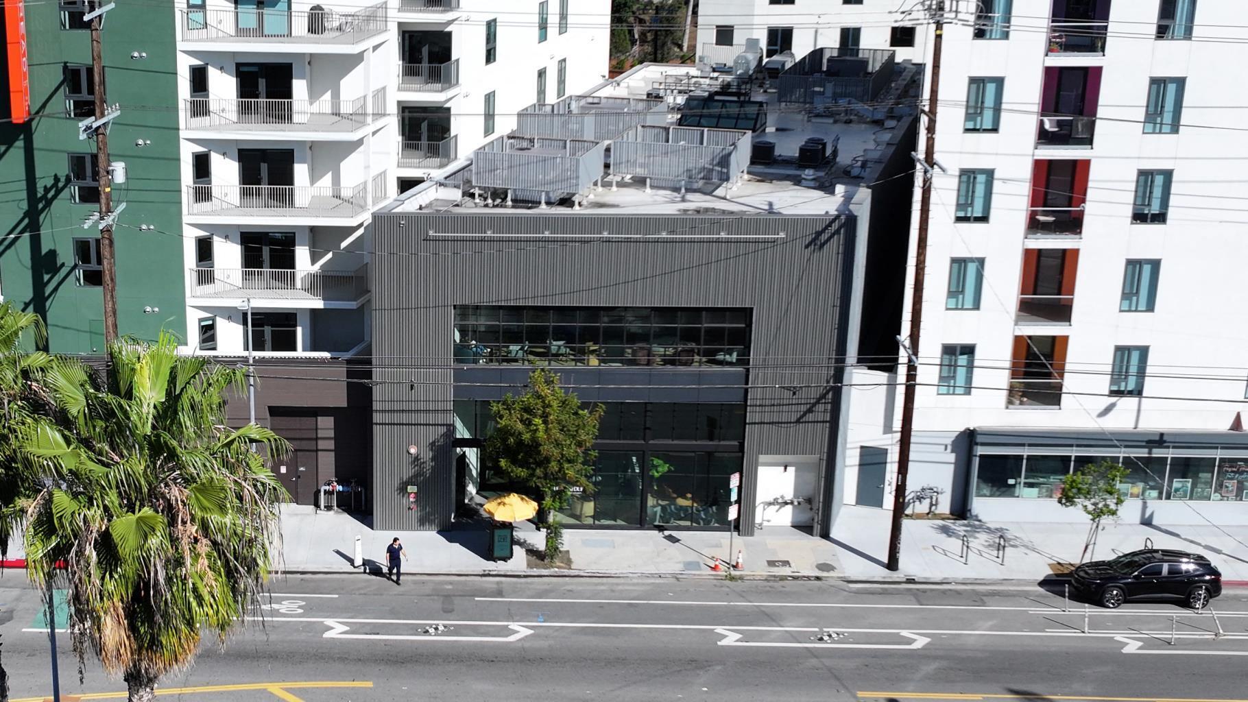 5211 W Adams Blvd, Los Angeles, CA à louer Photo principale– Image 1 sur 29