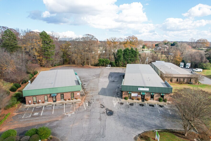 636 Signal Hill Dr, Statesville, NC à louer - Photo de l’immeuble – Image 3 sur 5