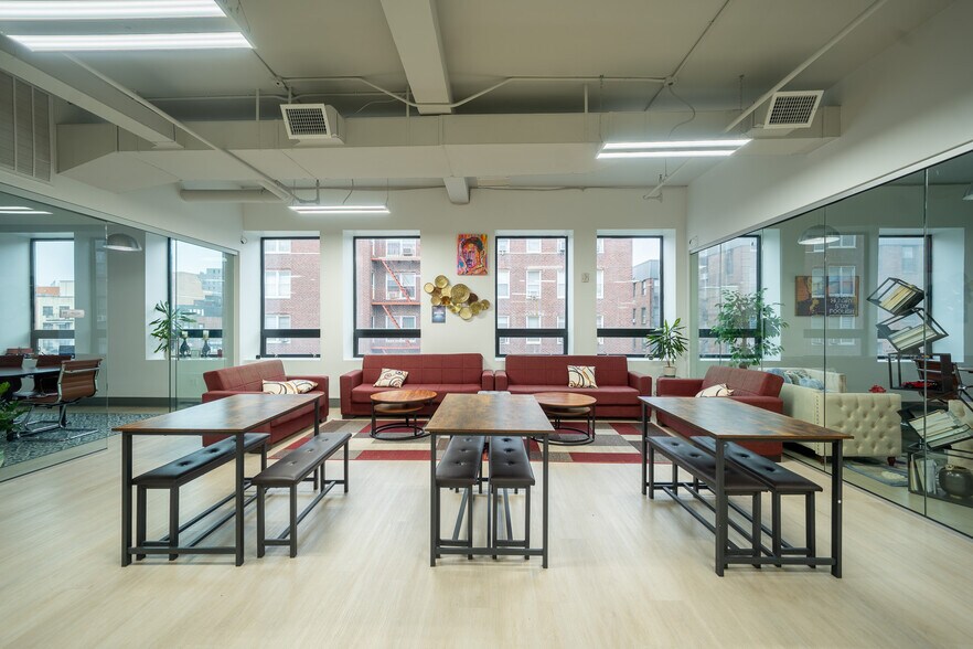 74-09 37th Ave, Jackson Heights, NY à louer - Photo de l’immeuble – Image 2 sur 24