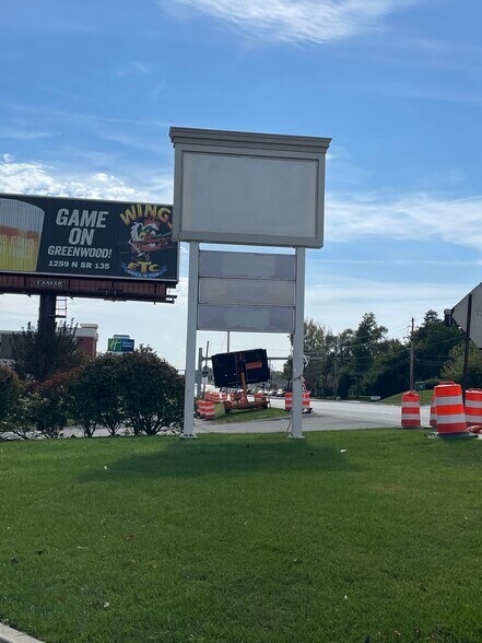 505 E Thompson Rd, Indianapolis, IN à louer - Photo de l’immeuble – Image 2 sur 5