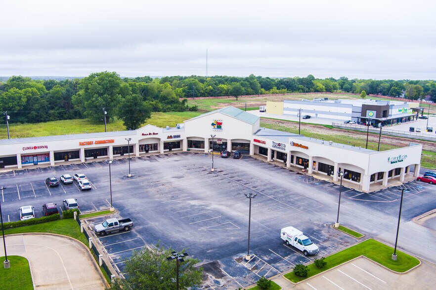 1009 S Jackson St, Jacksonville, TX à louer - Photo de l’immeuble – Image 3 sur 9
