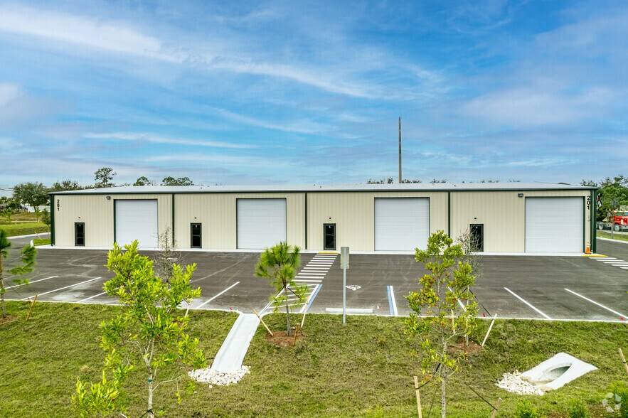 201 Wallace Ave, Lehigh Acres, FL à louer - Photo de l’immeuble – Image 3 sur 3