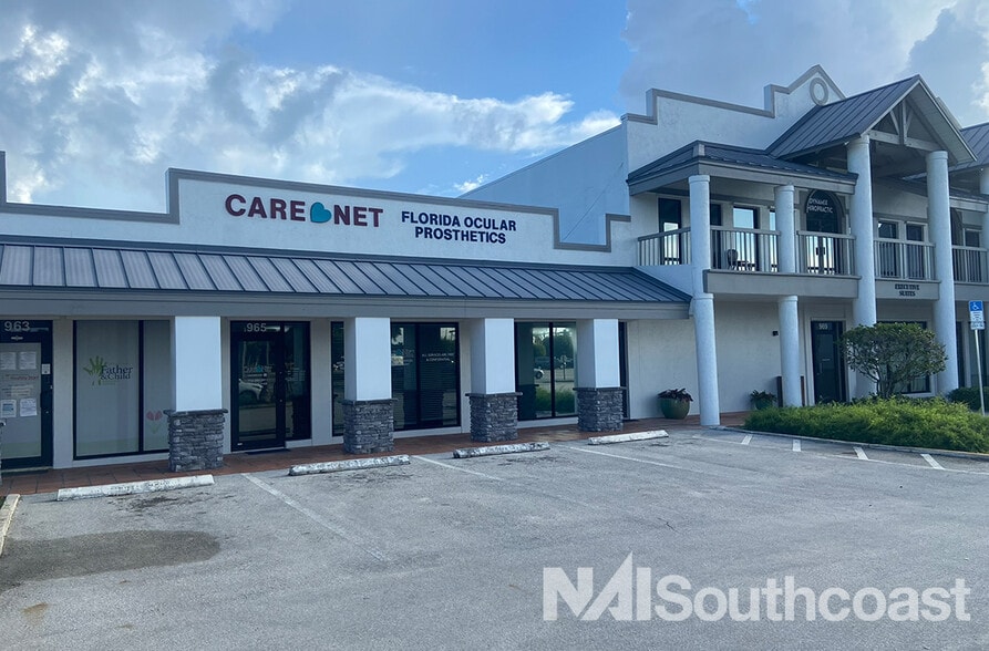 957-975 SE Federal Hwy, Stuart, FL à louer - Photo de l’immeuble – Image 1 sur 7