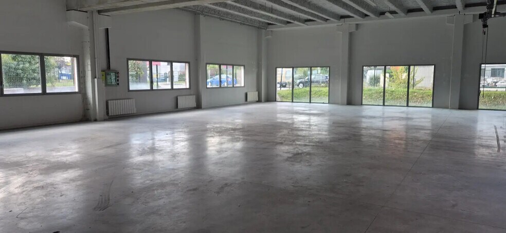 Local d’activités dans Saint-Priest à louer - Photo de l’immeuble – Image 3 sur 6