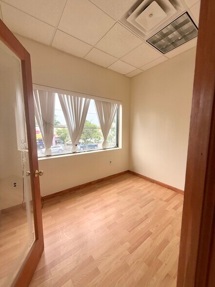 21701 Merrick Blvd, Springfield Gardens, NY à louer - Photo de l’immeuble – Image 3 sur 7
