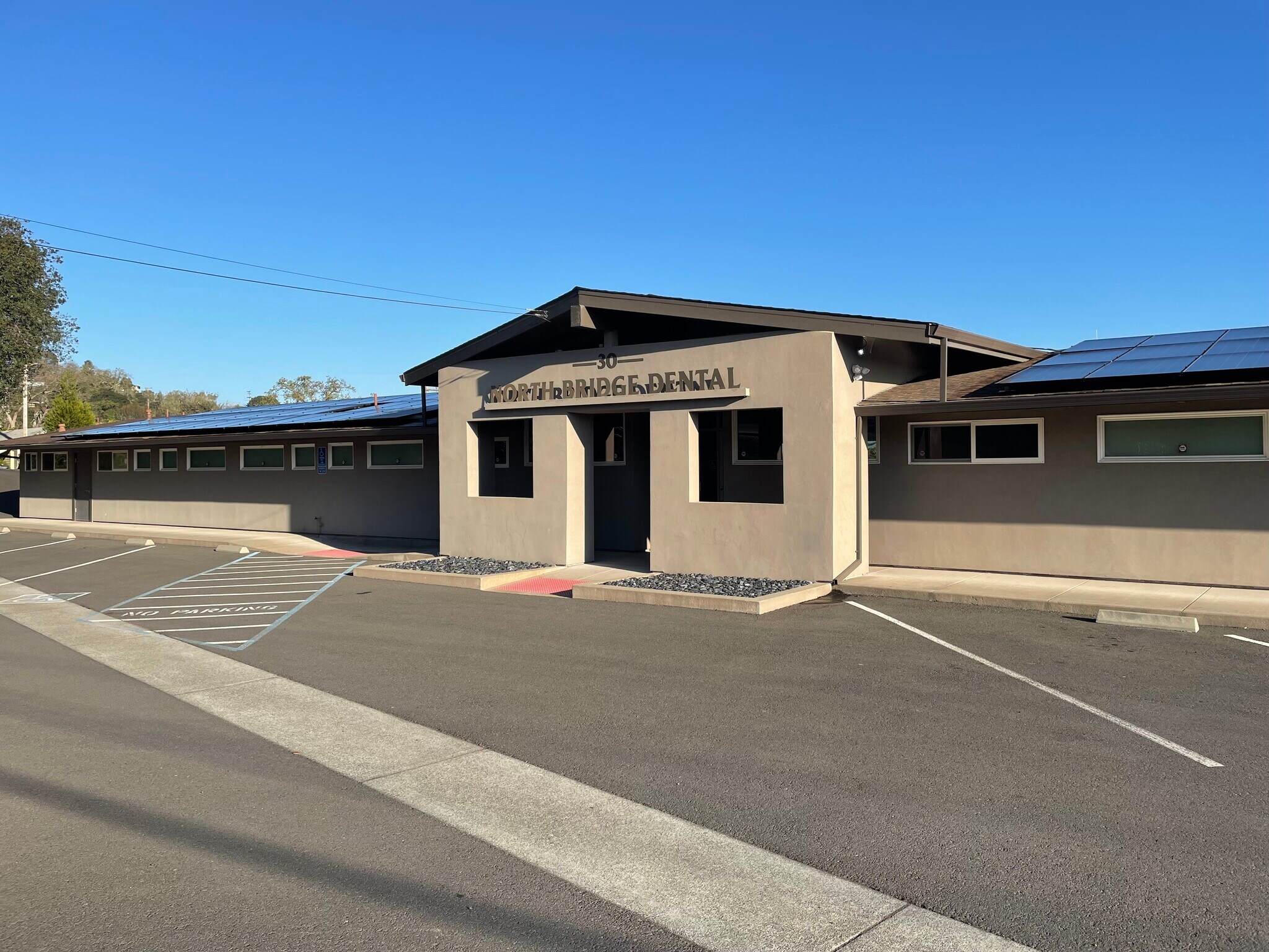 30 W El Rose Dr, Petaluma, CA à louer Photo principale– Image 1 sur 19