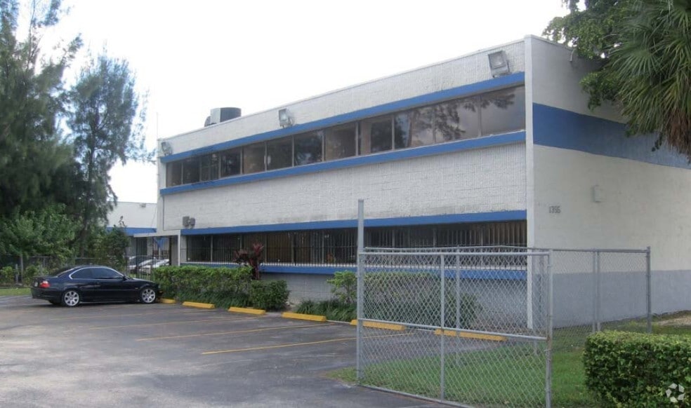 1355 NW 97th Ave, Doral, FL à louer - Photo de l’immeuble – Image 2 sur 10