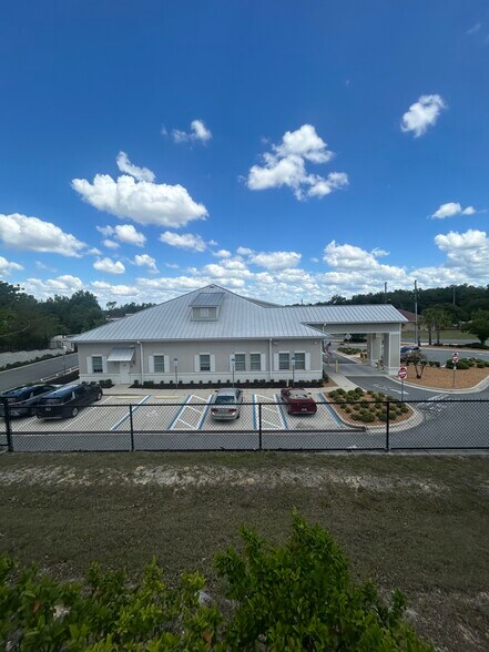 310 Longview Ave, Lady Lake, FL à vendre - Photo de l’immeuble – Image 2 sur 3