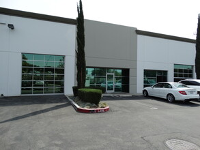 7500-7536 Tyrone Ave, Van Nuys, CA à louer Photo de l’immeuble– Image 2 sur 8