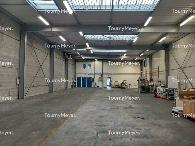 Local d’activités dans La Chapelle-sur-Erdre à louer - Photo de l’immeuble – Image 2 sur 9