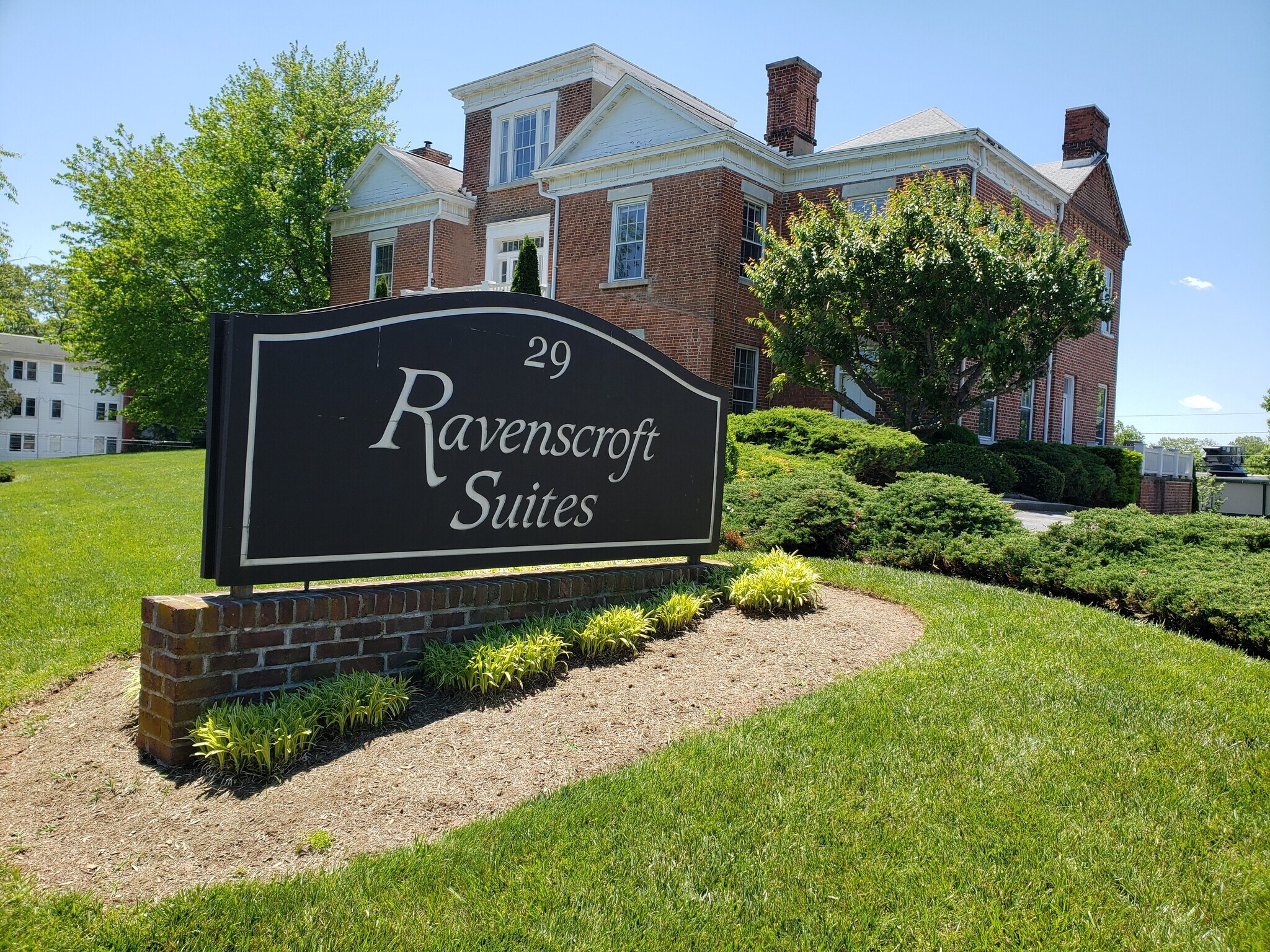 29 Ravenscroft Dr, Asheville, NC à louer Photo de l’immeuble– Image 1 sur 12