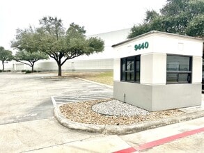 4633 Perrin Crk, San Antonio, TX à louer Photo de l’immeuble– Image 2 sur 9