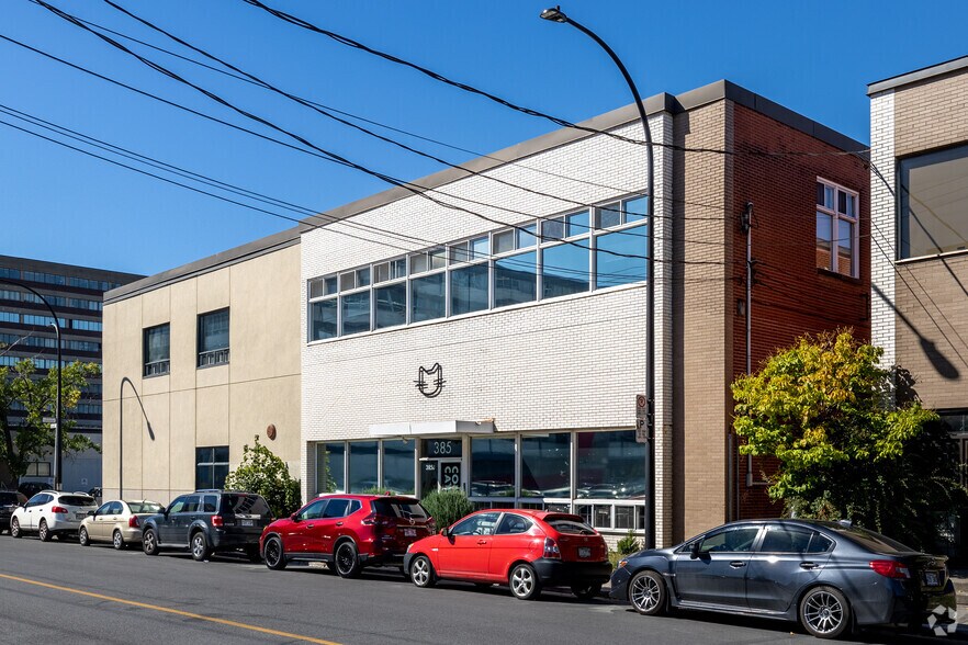 385-399 Pl De Louvain, Montréal, QC à louer - Photo de l’immeuble – Image 2 sur 6