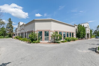 29-35 Cedar Pointe Dr, Barrie, ON à louer Photo de l’immeuble– Image 2 sur 2