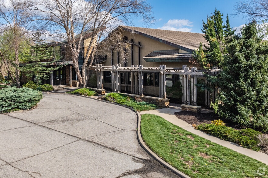 25055 W Valley Pky, Olathe, KS à vendre - Photo de l’immeuble – Image 2 sur 13