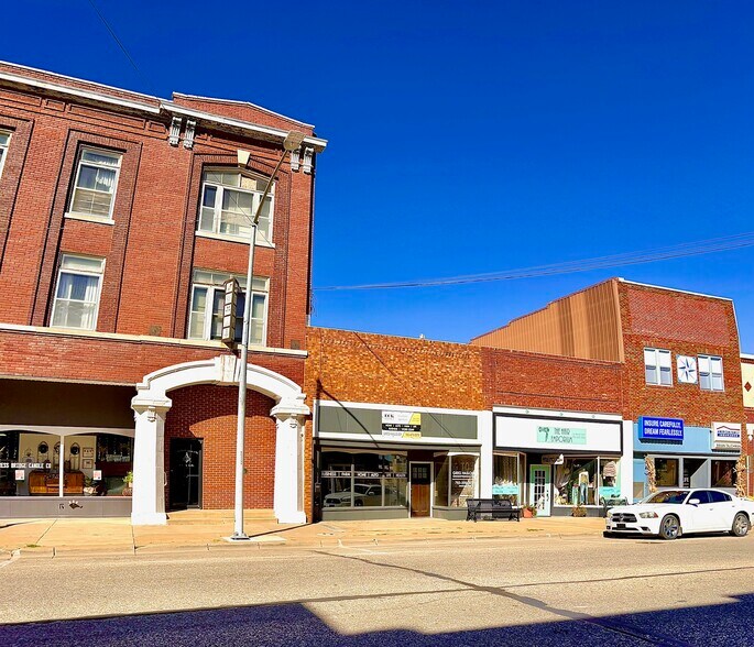 108 NW 3rd St, Abilene, KS à louer - Photo de l’immeuble – Image 3 sur 9
