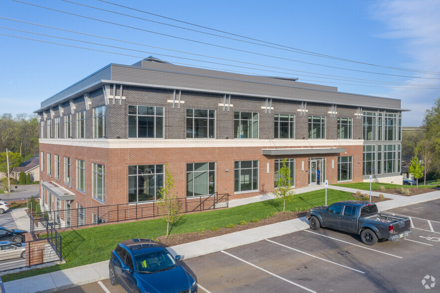 2920 Berry Hill Dr, Nashville, TN à louer - Photo de l’immeuble – Image 1 sur 2