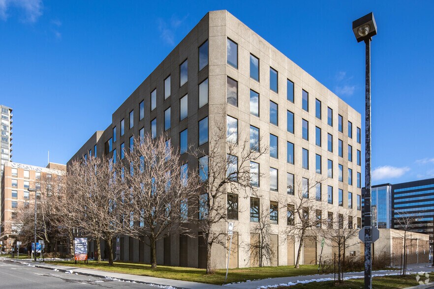 25 Boul La Fayette, Longueuil, QC à louer - Photo de l’immeuble – Image 2 sur 6