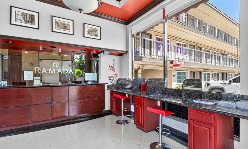 2156 E Colorado Blvd, Pasadena, CA à vendre - Hall d’entrée – Image 2 sur 13