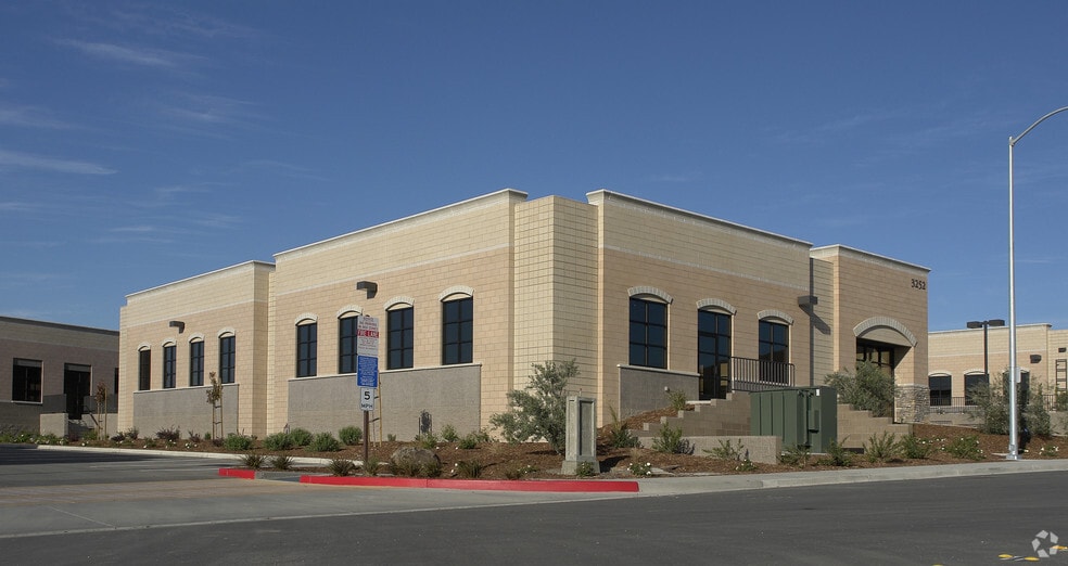 3252 Constitution Dr, Livermore, CA à louer - Photo de l’immeuble – Image 3 sur 4