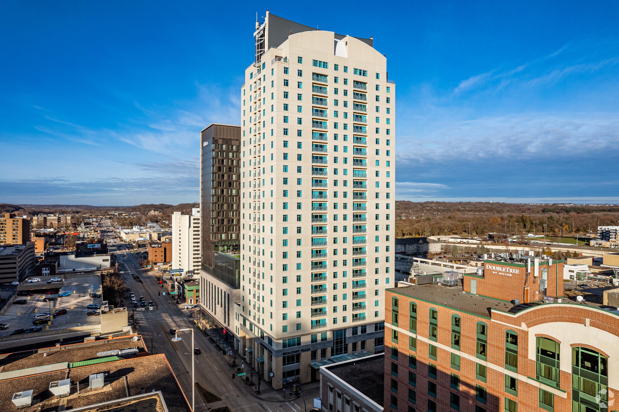 15 1st St SE, Rochester, MN à louer Photo principale– Image 1 sur 18