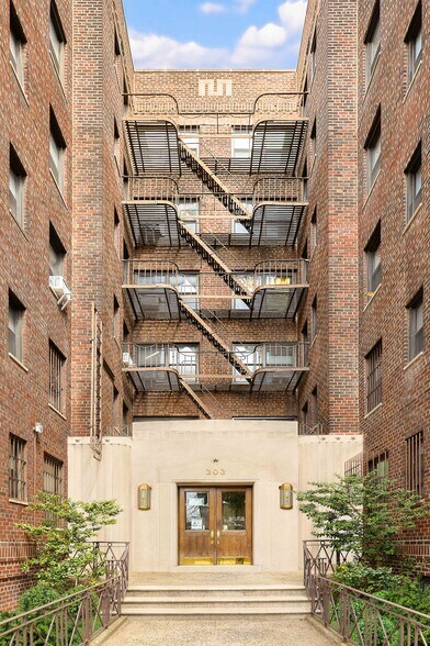 303 E 37th St, New York, NY à vendre - Photo de l’immeuble – Image 2 sur 12