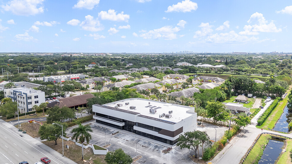 4690 S University Dr, Davie, FL à louer - Photo de l’immeuble – Image 3 sur 42