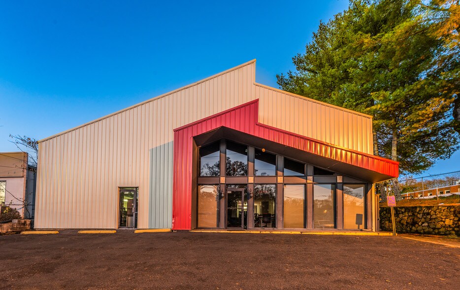 803 Laurens Rd, Greenville, SC à louer - Photo de l’immeuble – Image 1 sur 3