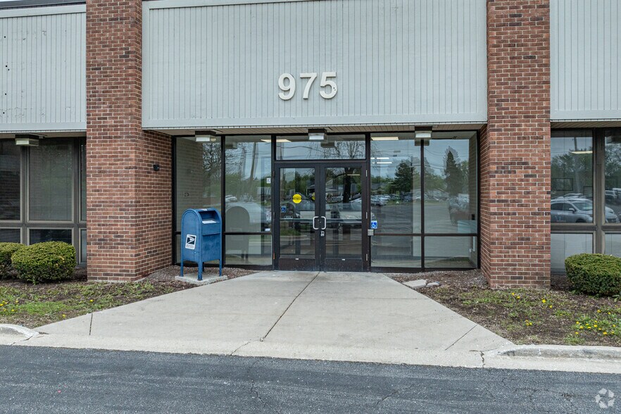 975 E Nerge Rd, Roselle, IL à vendre - Photo de l’immeuble – Image 2 sur 5