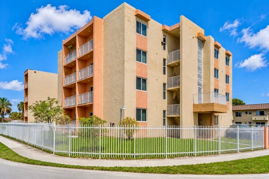 2400 NW 16th Street Rd, Miami, FL à vendre - Photo de l’immeuble – Image 2 sur 63