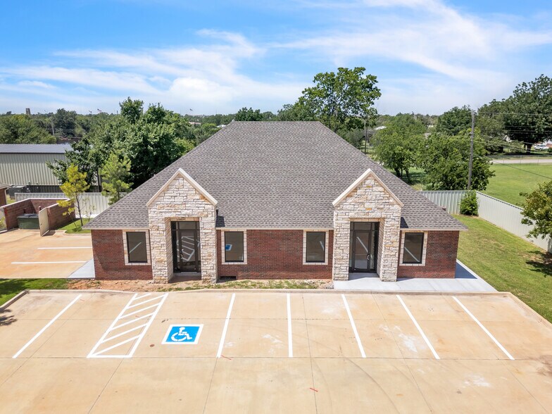 207 E. Memorial Road, Oklahoma City, OK à louer - Photo de l’immeuble – Image 1 sur 14
